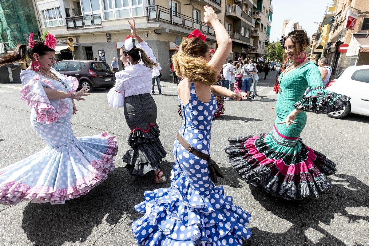 Noies vestides de "sevillanes" a Sabadell