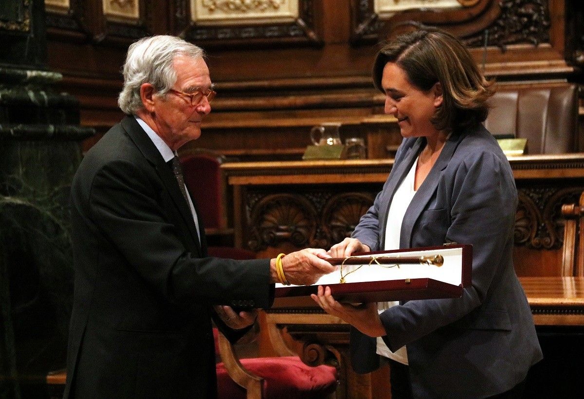Ada Colau entrega la vara d'alcalde honorífic a Xavier Trias, en el darrer ple del mandat