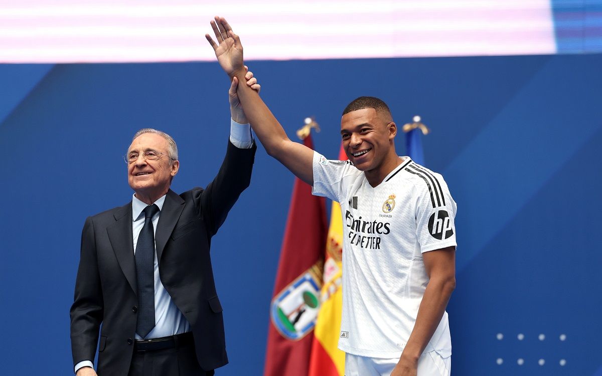 Mbappé, amb Florentino Pérez, en la seva presentació amb el Reial Madrid