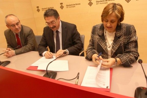 Un moment de la signatura del conveni, aquest dimecres a la Diputació de Girona