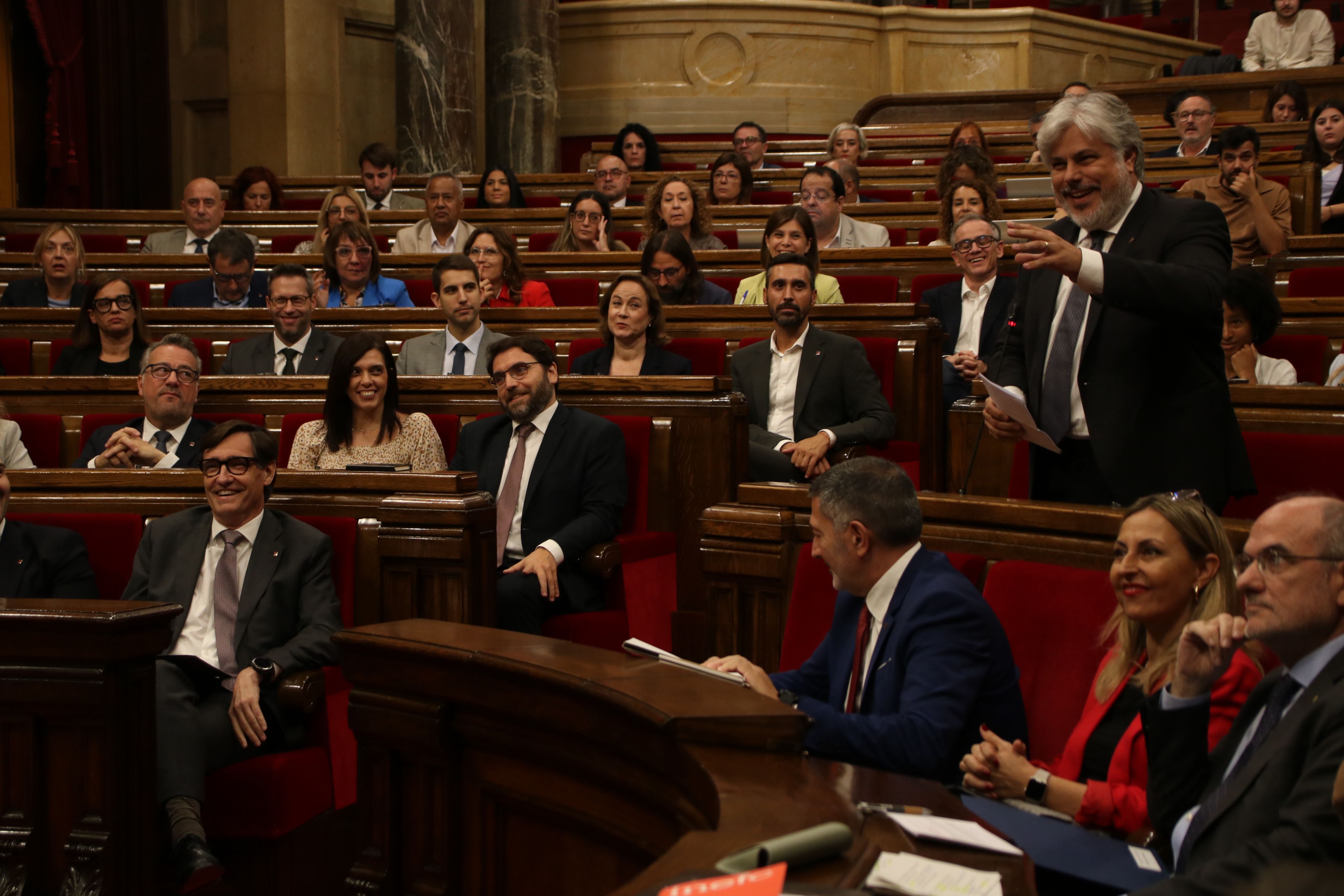 Albert Batet riu durant la sessió de control al Parlament.