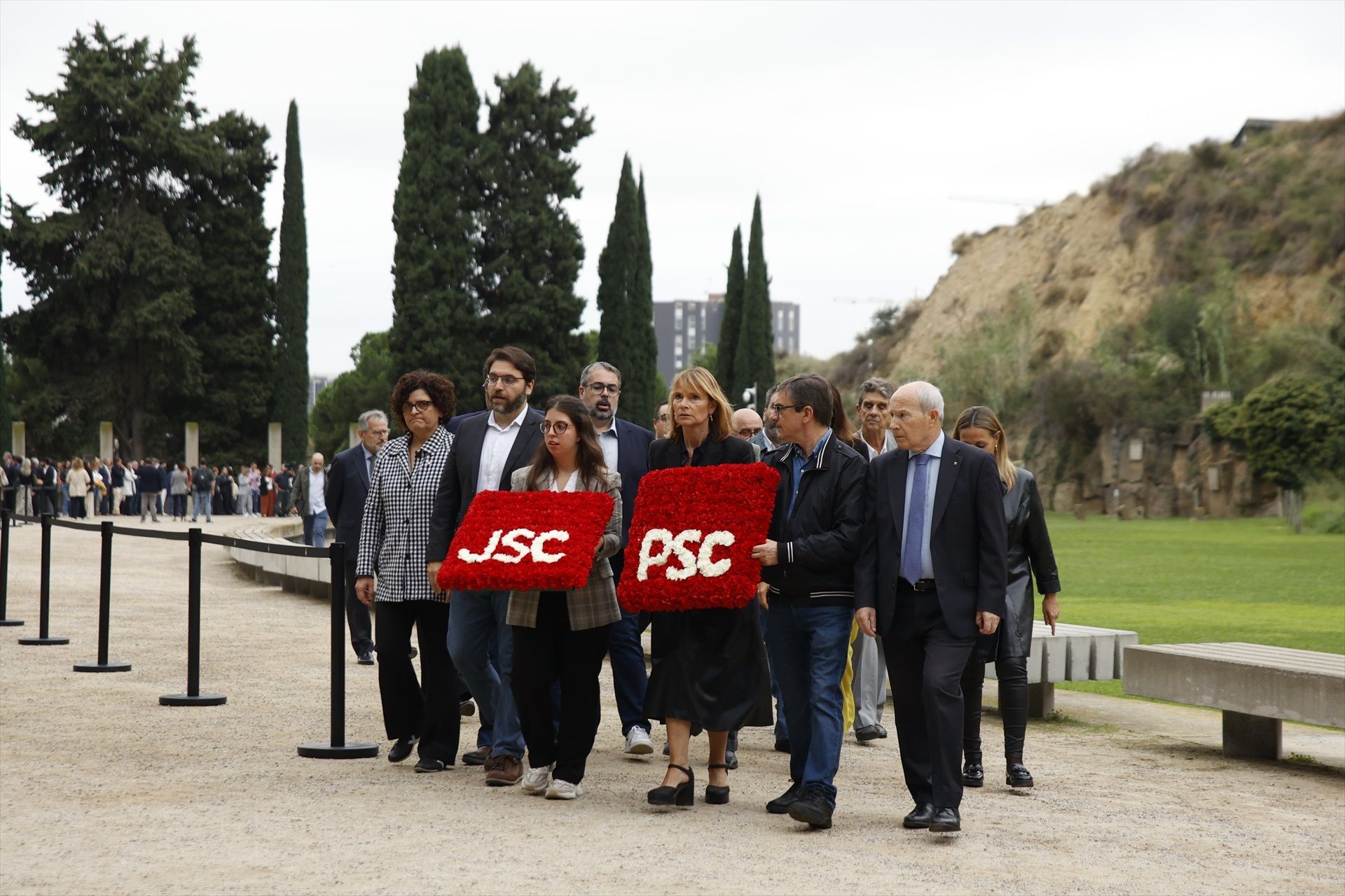 La delegació del PSC durant l'homenatge a Lluís Companys al Fossar de la Pedrera de Montjuïc