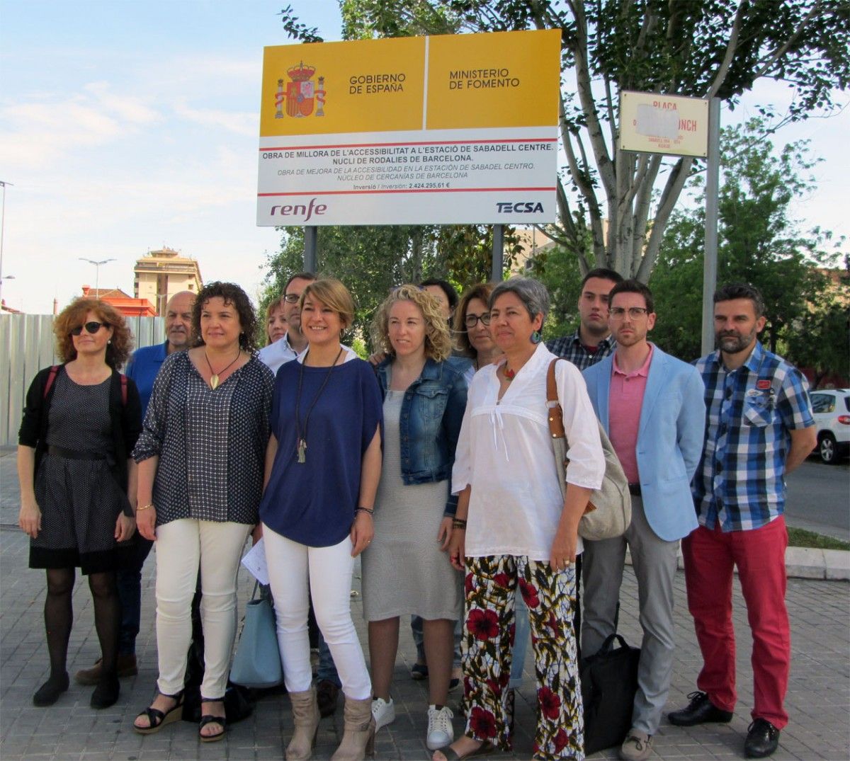 Lourdes Ciuró amb diferents representants del partit a la comarca del Vallès Occidental