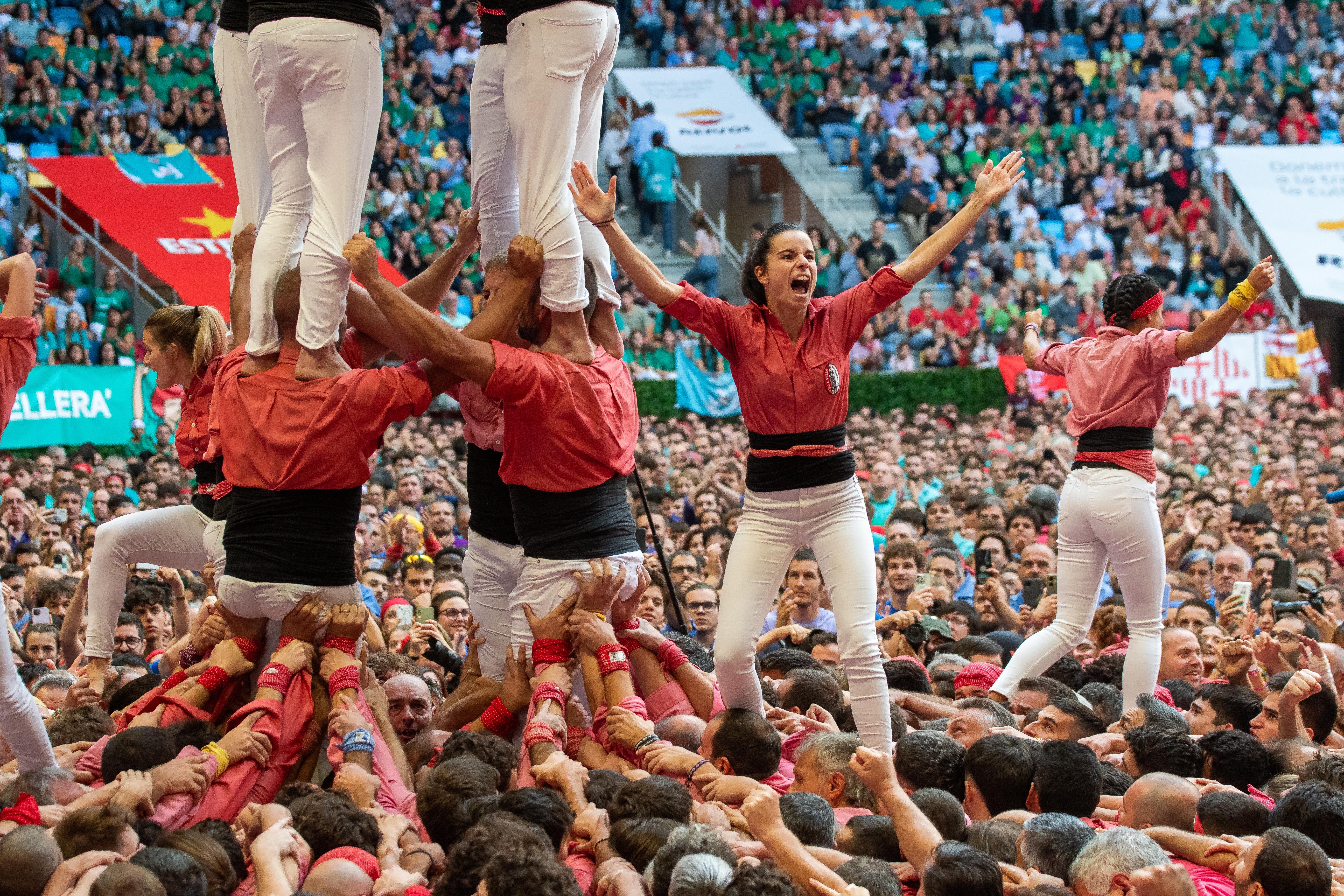 Una noia celebrant al Concurs de Castells de Tarragona