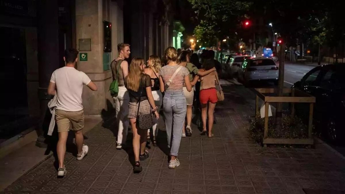 Un grup camina per Barcelona, de nit