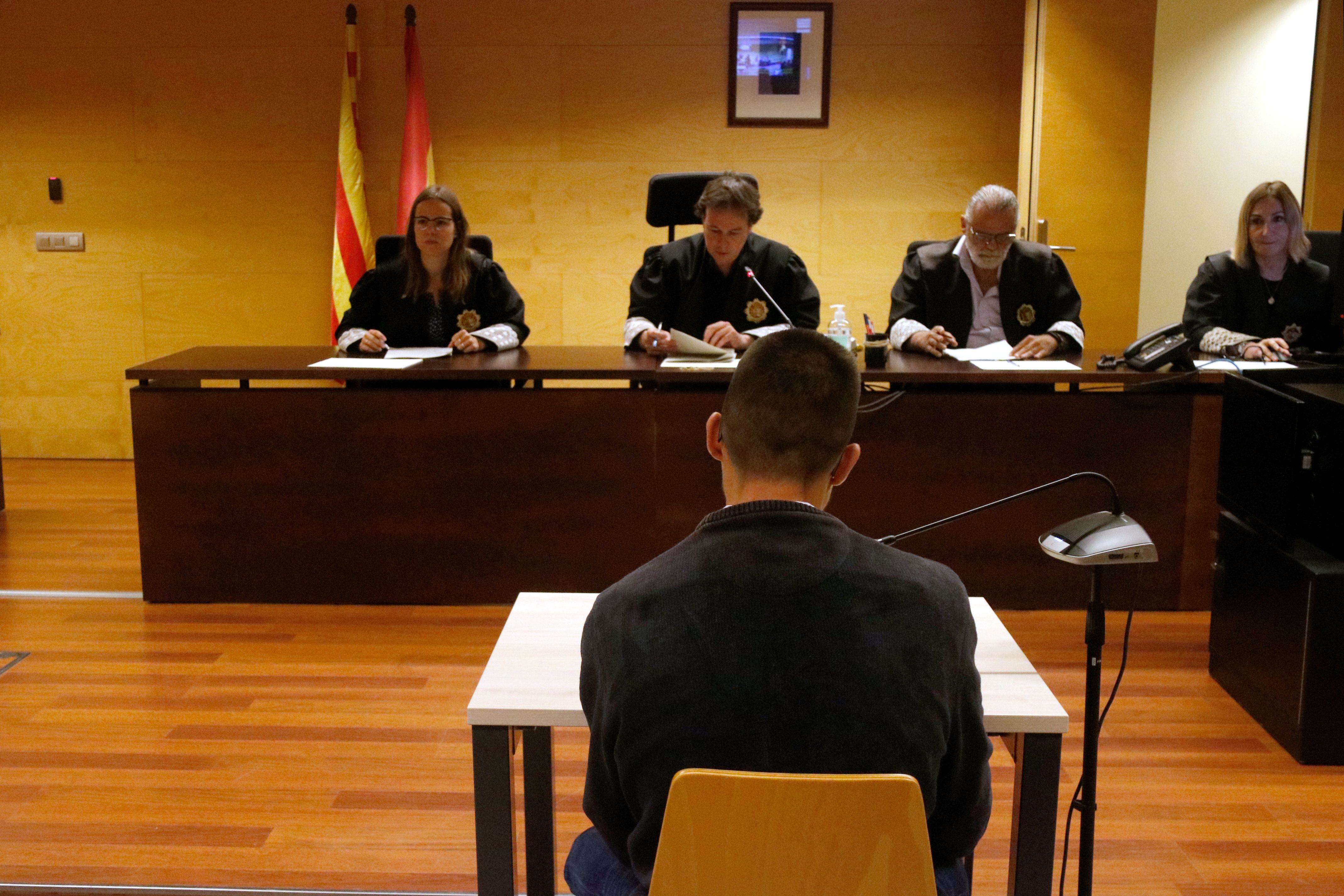 L'acusat, d'esquenes, durant el judici que s'ha fet a la Secció Quarta de l'Audiència de Girona