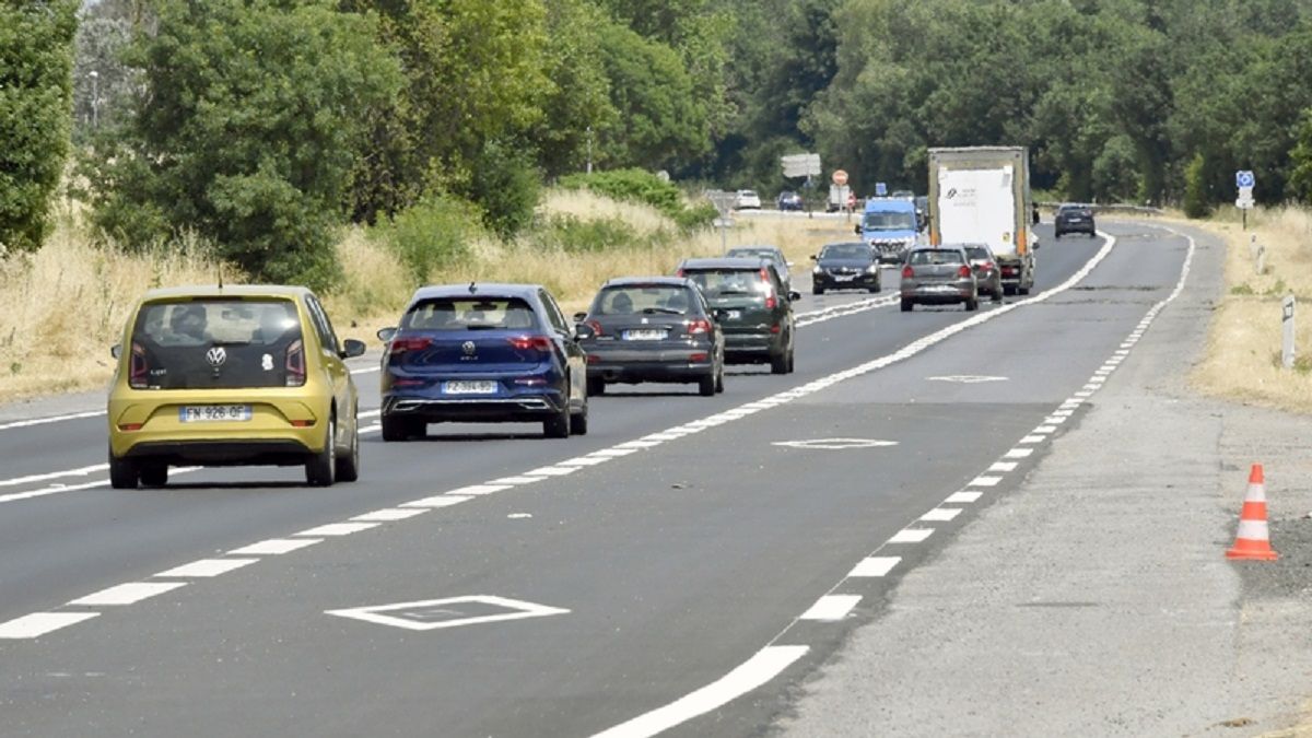 Una carretera francesa amb el símbol del rombe a l'asfalt