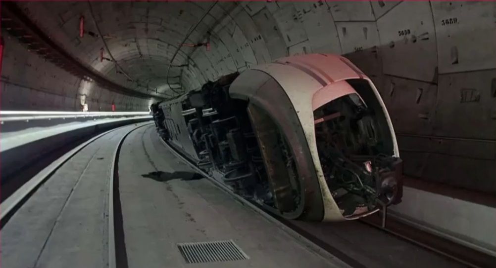 L'AVE bolcat al túnel que uneix Chamartín amb Atocha, a Madrid