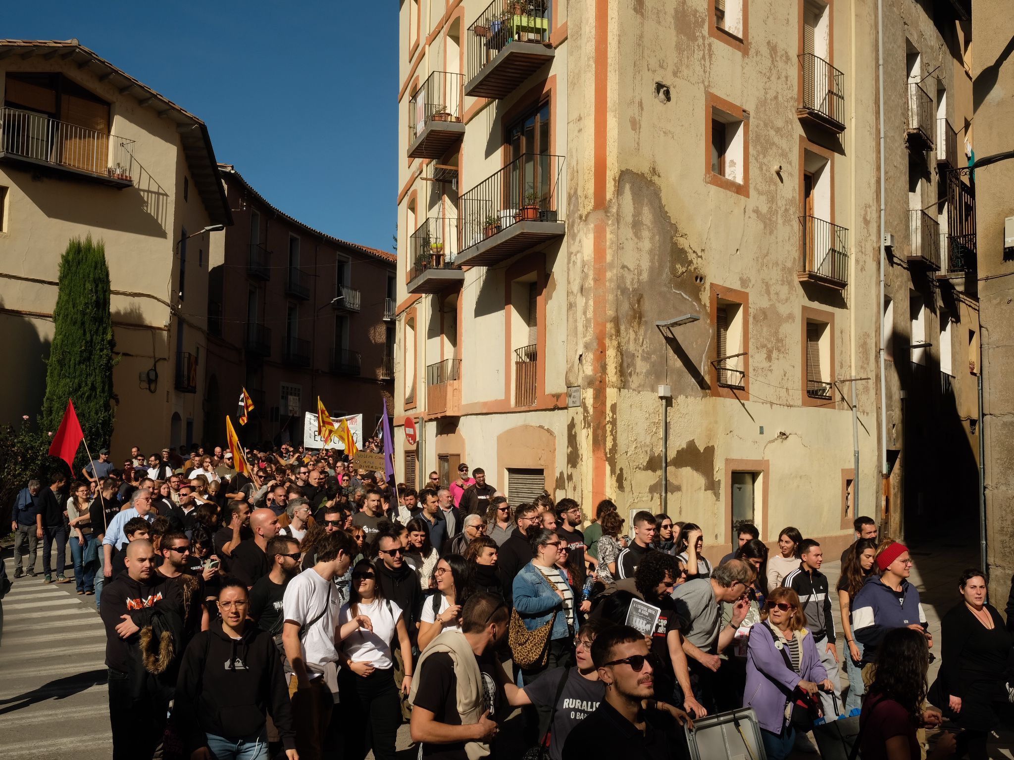 Veïnat de Ripoll i gent vinguda d'arreu del país es manifesta contra l'extrema dreta a Ripoll