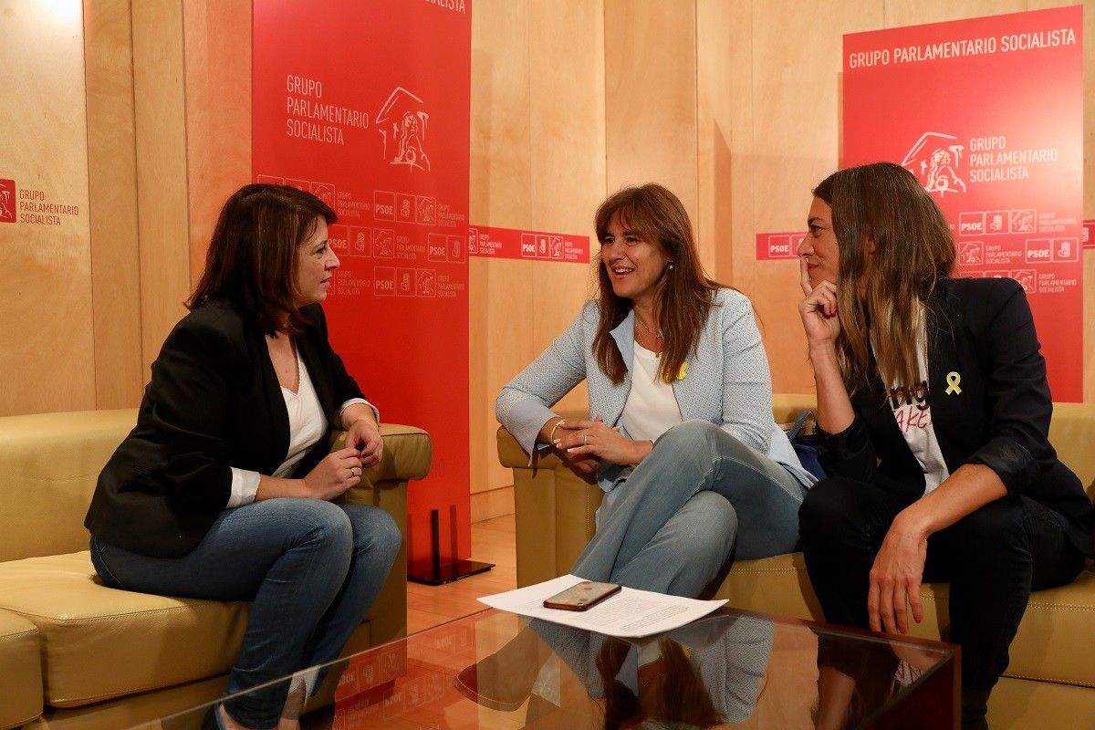 Adriana Lastra (PSOE), amb Laura Borràs i Míriam Nogueras (JxCat)
