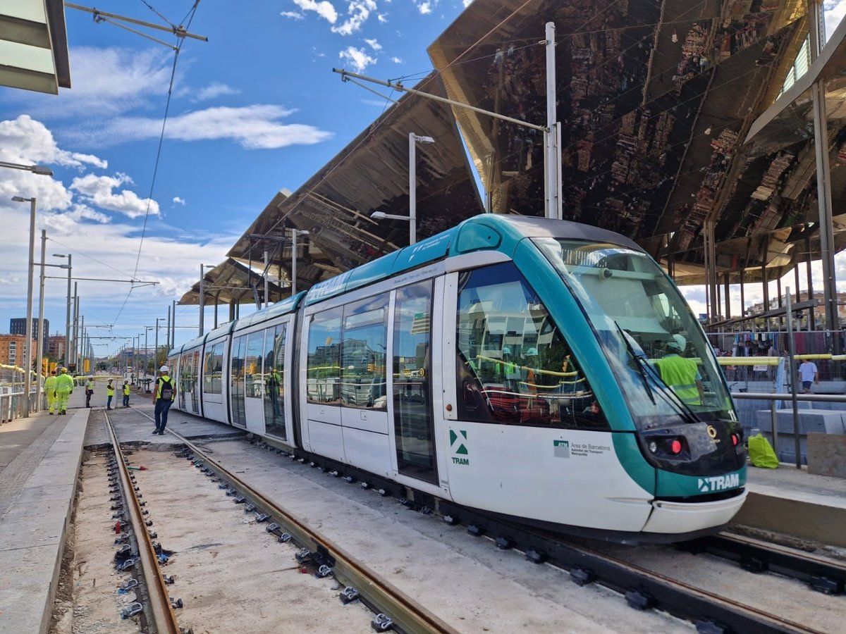 Un tramvia a la zona dels Nous Encants, en obres