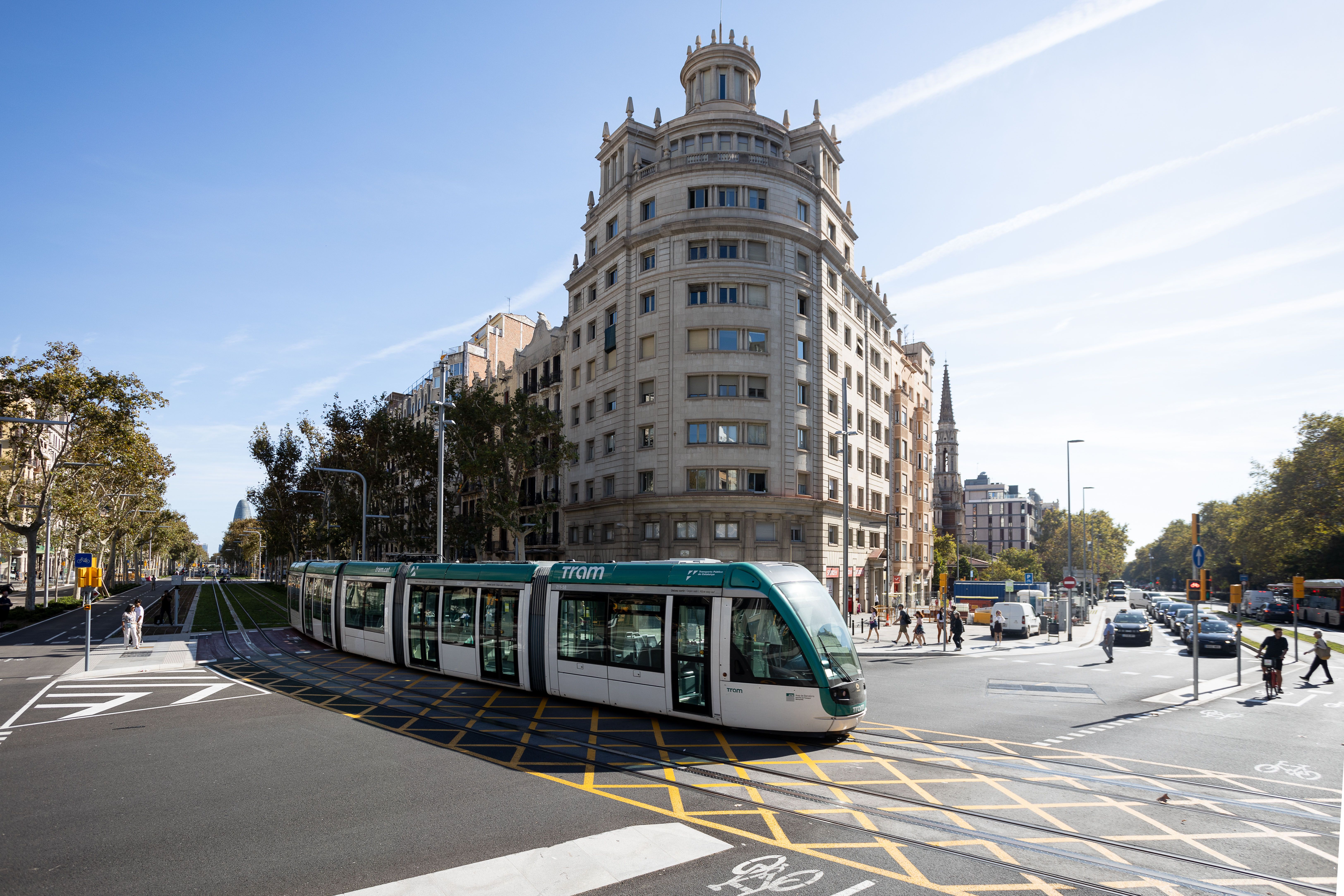 El tramvia, entrant a l'Eixample, en imatge d'arxiu