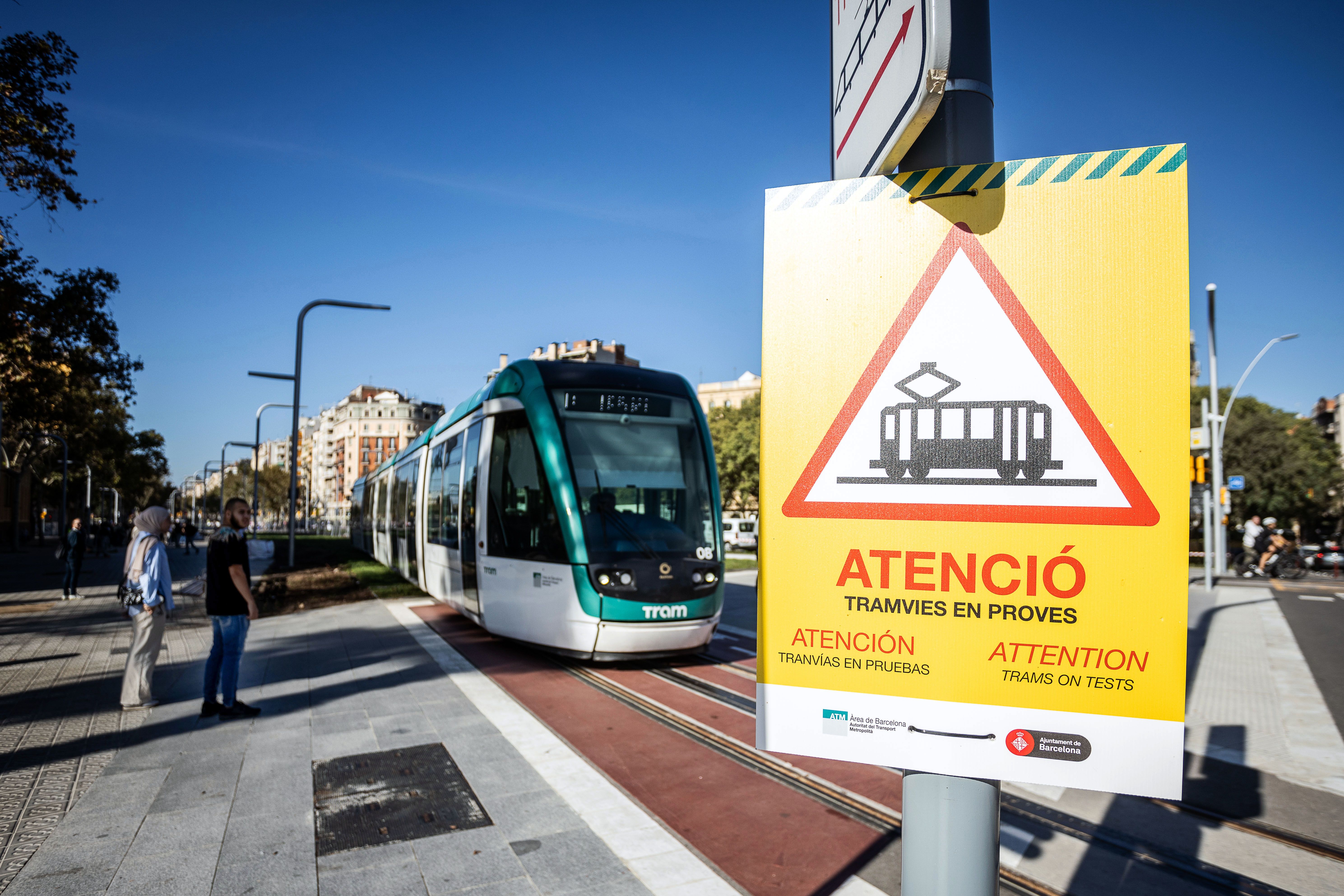 El tramvia en circulació sense passatgers, aquest dilluns entre Glòries i Verdaguer