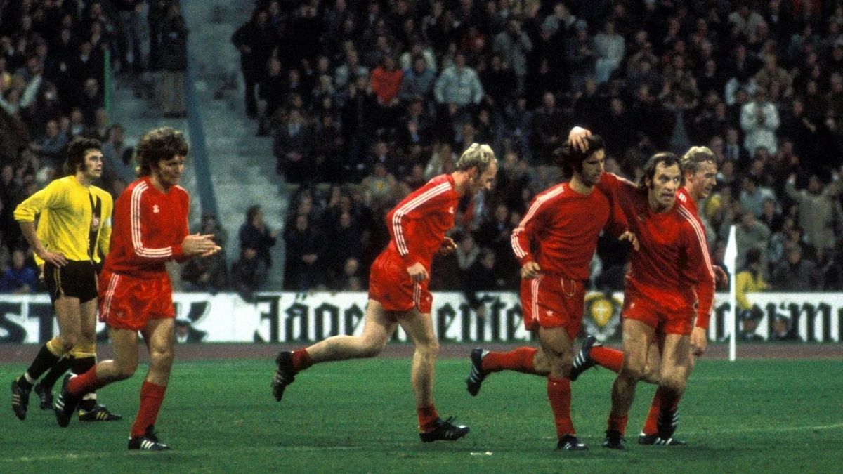 El Bayern celebra el gol de Müller per guanyar el Dinamo de Dresden a l'estadi Olímpic de Múnic