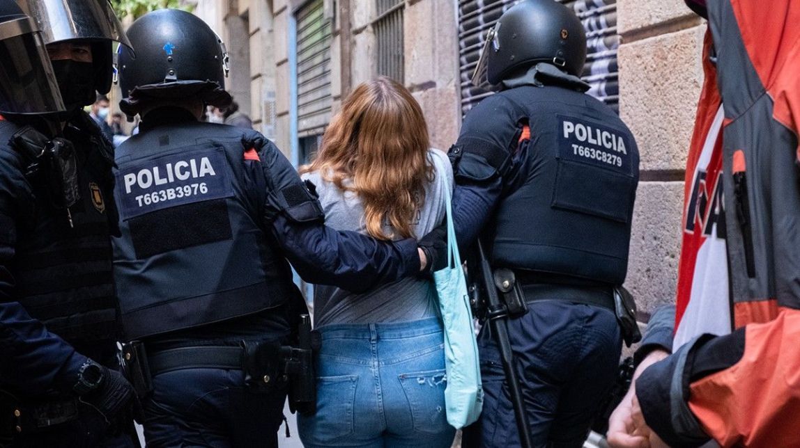 Imatge d'arxiu de dos antiavalots dels Mossos enduent-se una dona en un desnonament