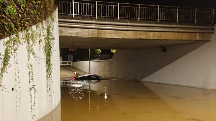 El Vigilant Municipal de Vallgorguina rescata dues persones del cotxe encallat sota la carretera N-II. | Robert Tomàs