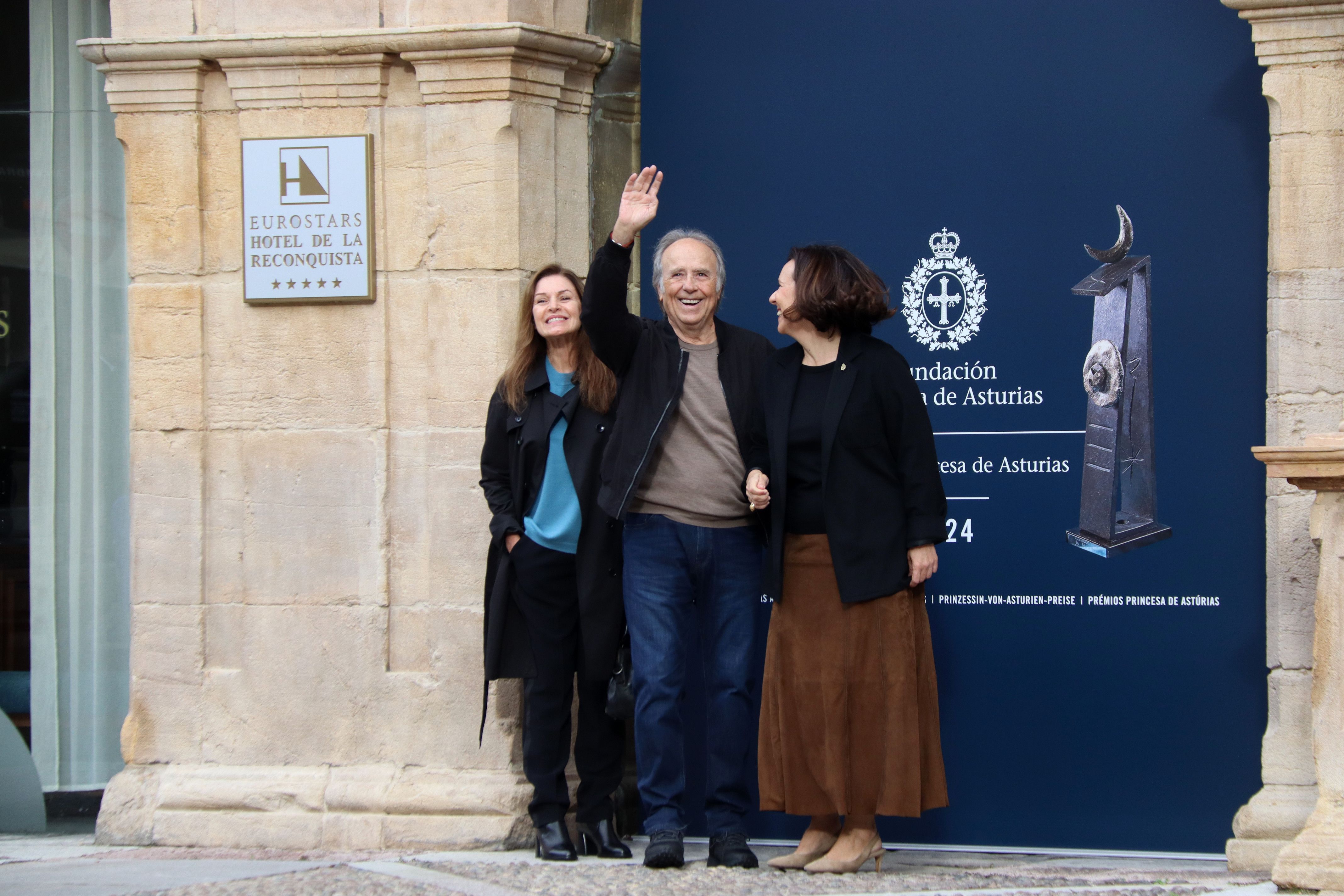 Serrat a Oviedo, acompanyat de la seva parella