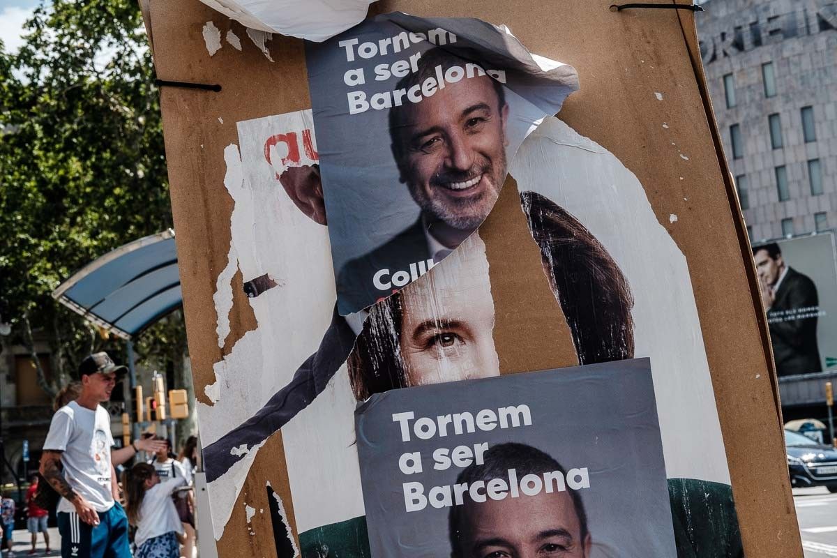 Restes de la publicitat electoral de la campanya de les municipals, al centre de Barcelona