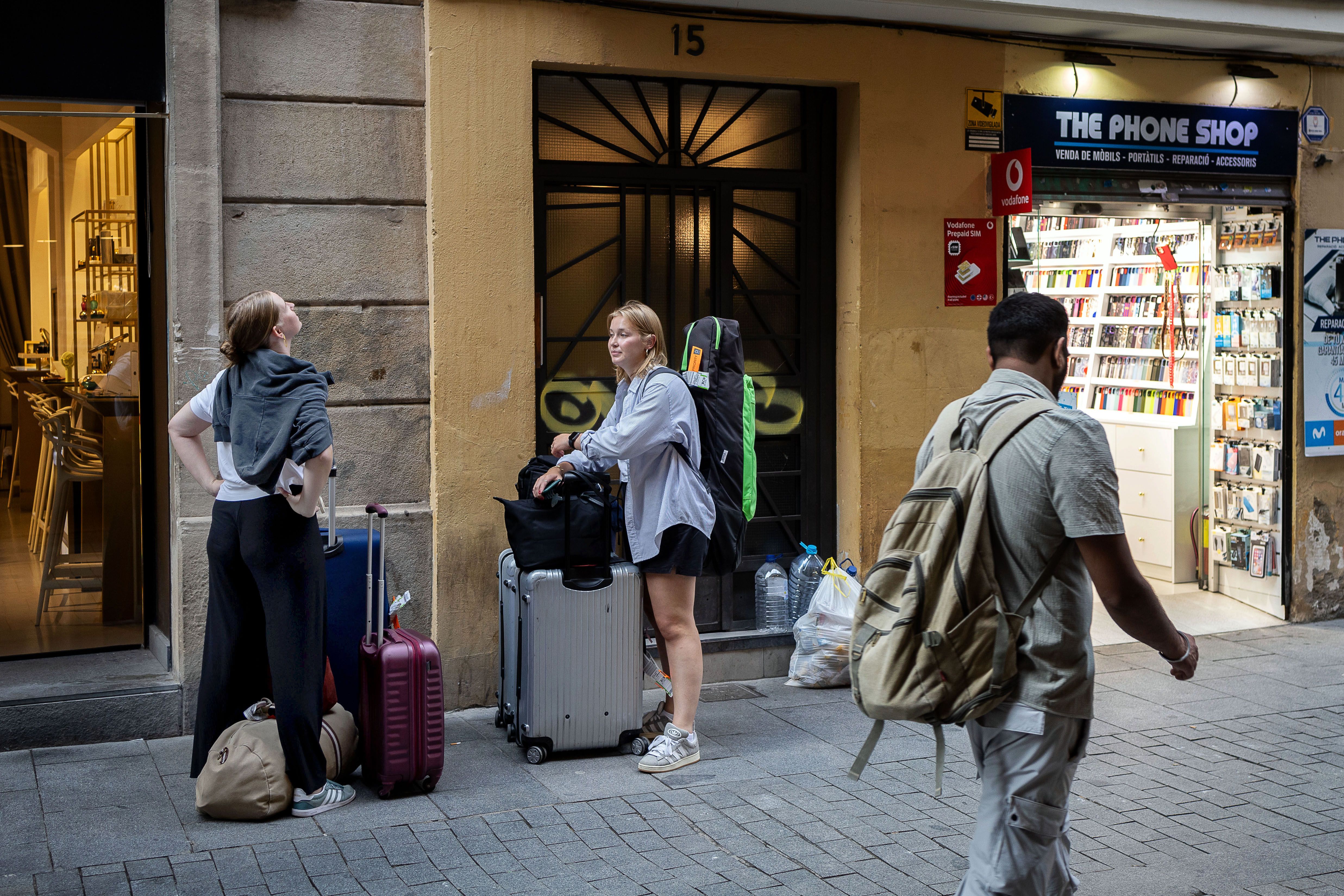 Imatge d'arxiu d'unes turistes arribant a un edifici