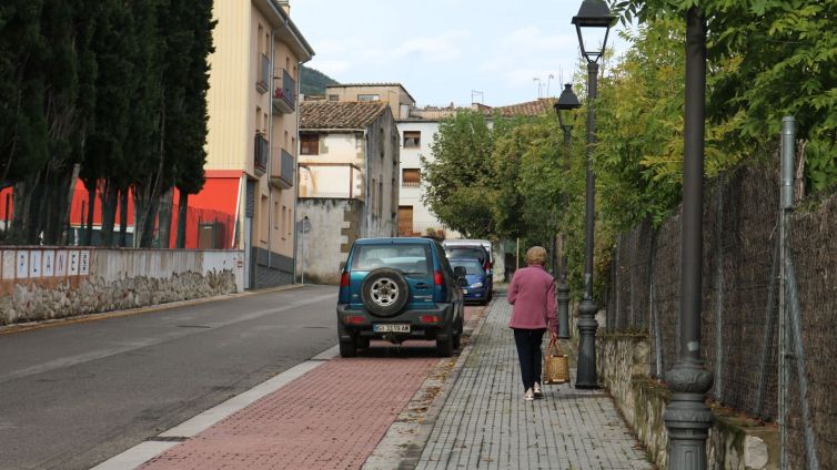 Una dona passejant per les Planes d'Hostoles