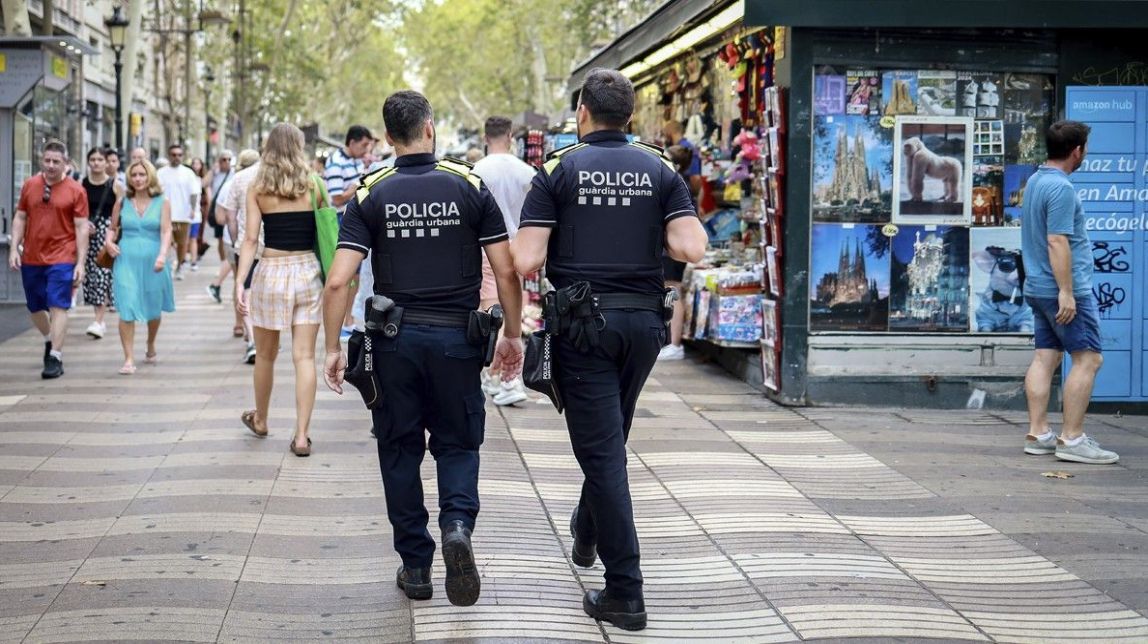 Agents de la Guàrdia Urbana, patrullant a Barcelona