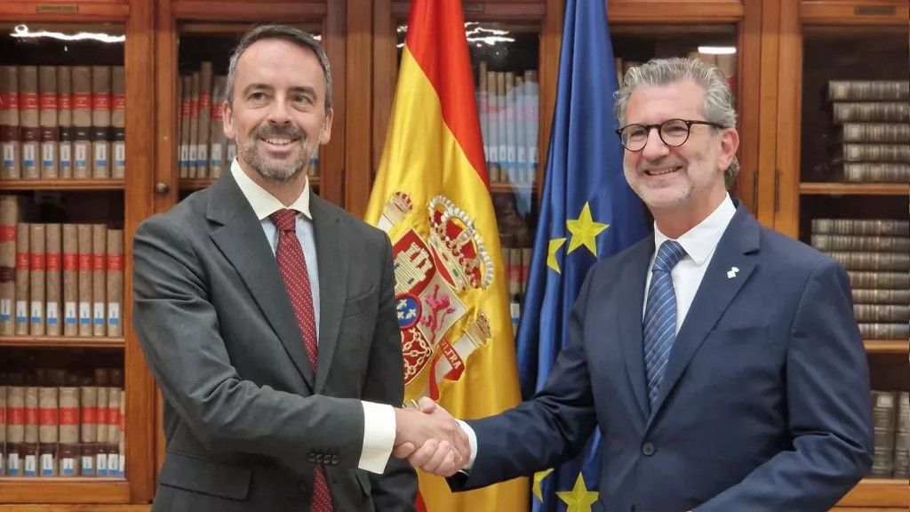  L’alcalde de Sant Cugat, Josep Maria Vallès amb el secretari d’Estat de Justícia, Manuel Olmedo durant la reunió