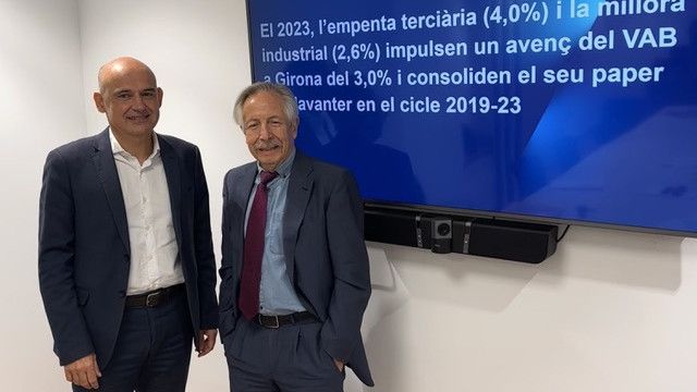 El director de l'estudi, Josep Oliver, juntament amb el director de zona de BBVA a Girona, David Meavilla, durant la presentació de l'Anuari