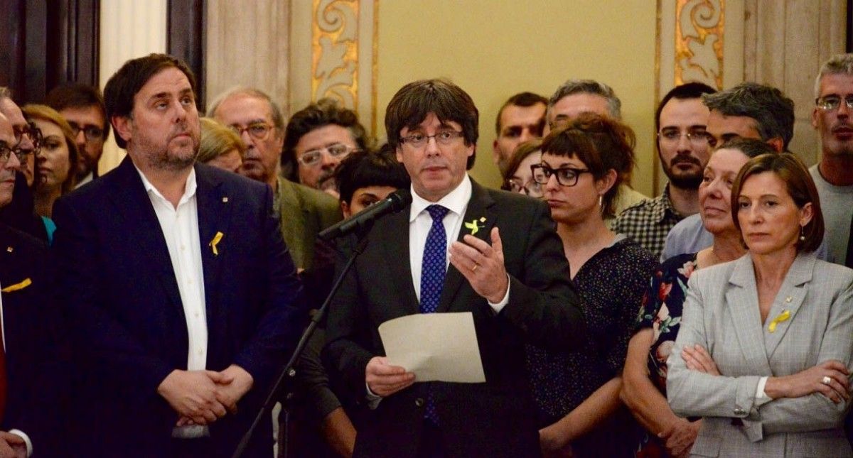 Puigdemont, Junqueras, Forcadell i diputats de la CUP després de la proclamació de la independència