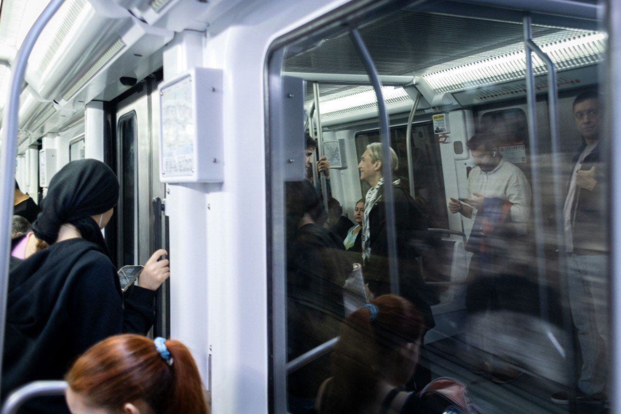 Colau, de camí al plenari, en metro, el transport habitual des que no és alcaldessa