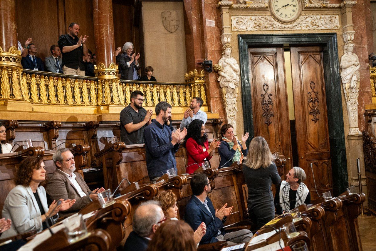 El comiat de Colau, des del plenari, amb la família al balcó