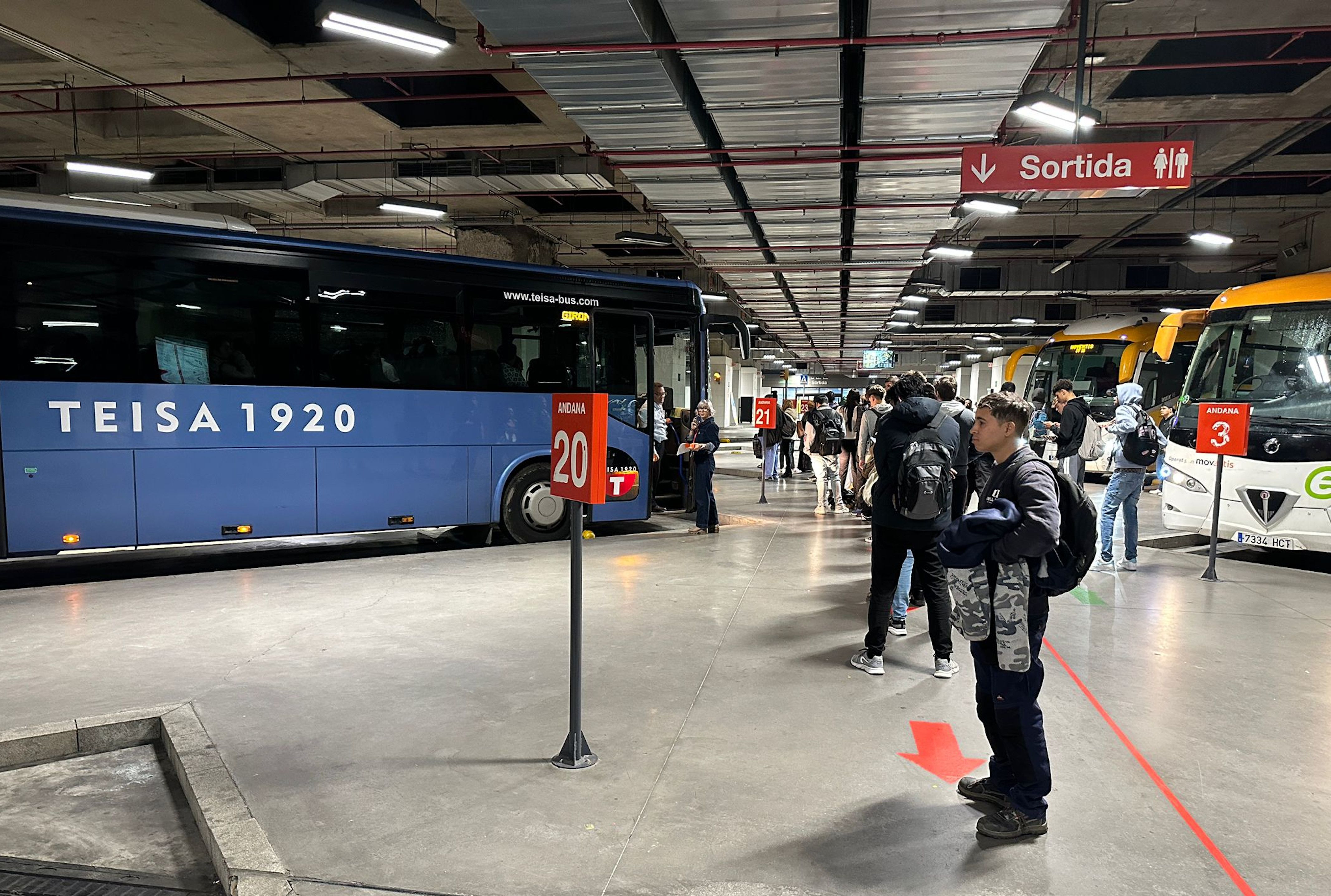 Passatgers fent cua a l'andana de l'estació de Girona