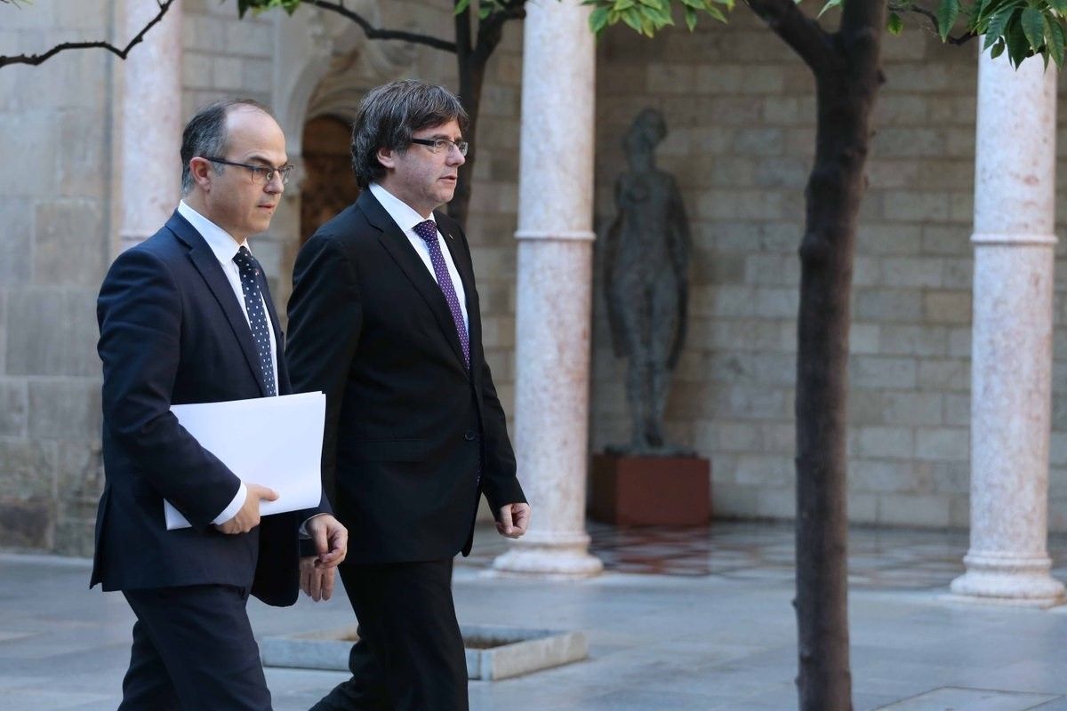 Carles Puigdemont i Jordi Turull es dirigeixen a la reunió del Govern del 17 de setembre del 2017