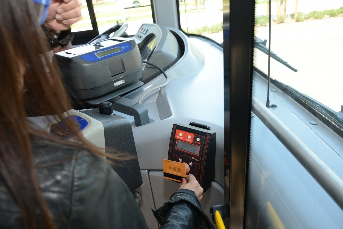 Un usuària fent servir la nova targeta del transport urbà de Sant Cugat