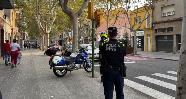 La Policia Municipal en un carrer de Sabadell