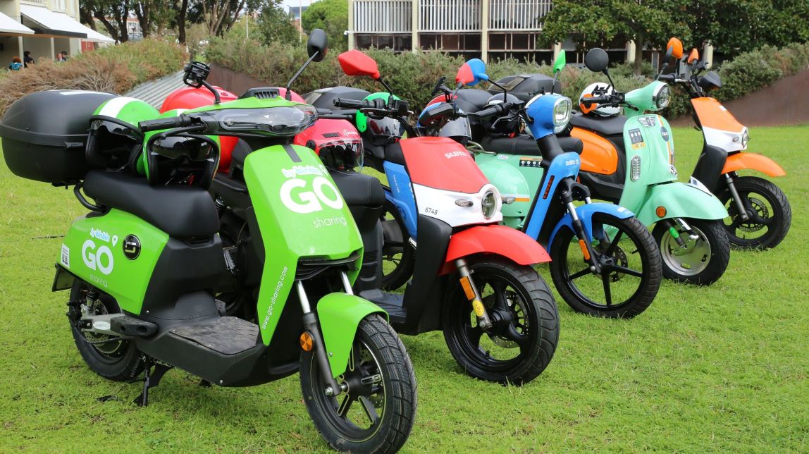 Cinc empreses tindran llicències de motos compartides