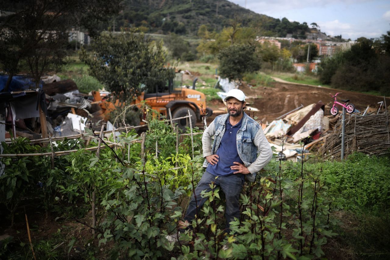 Luis Beltran, barraquista expulsat de Montcada, amb l'excavadora darrere