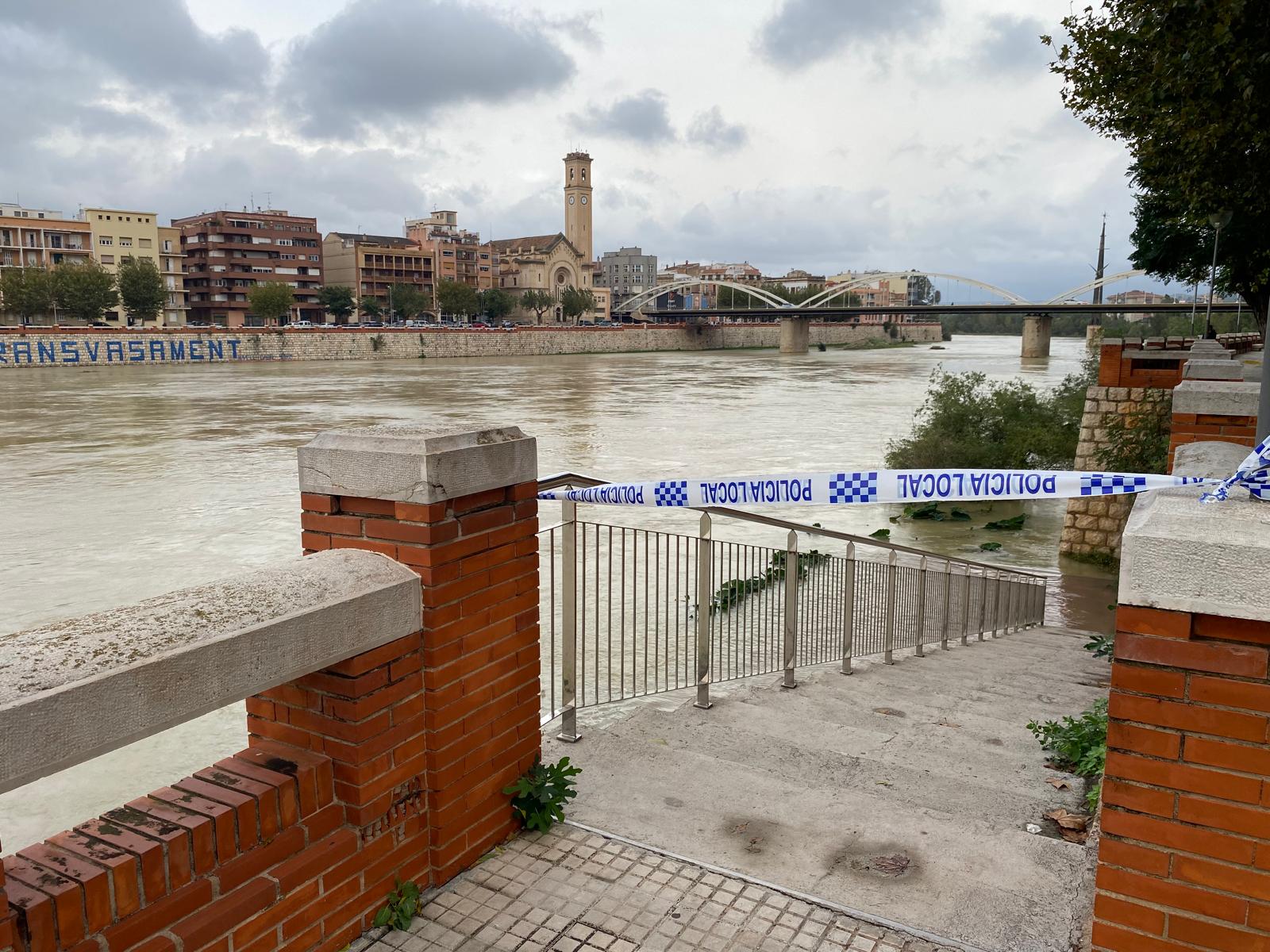 Crescuda del cabal del riu Ebre en el seu pas per Tortosa