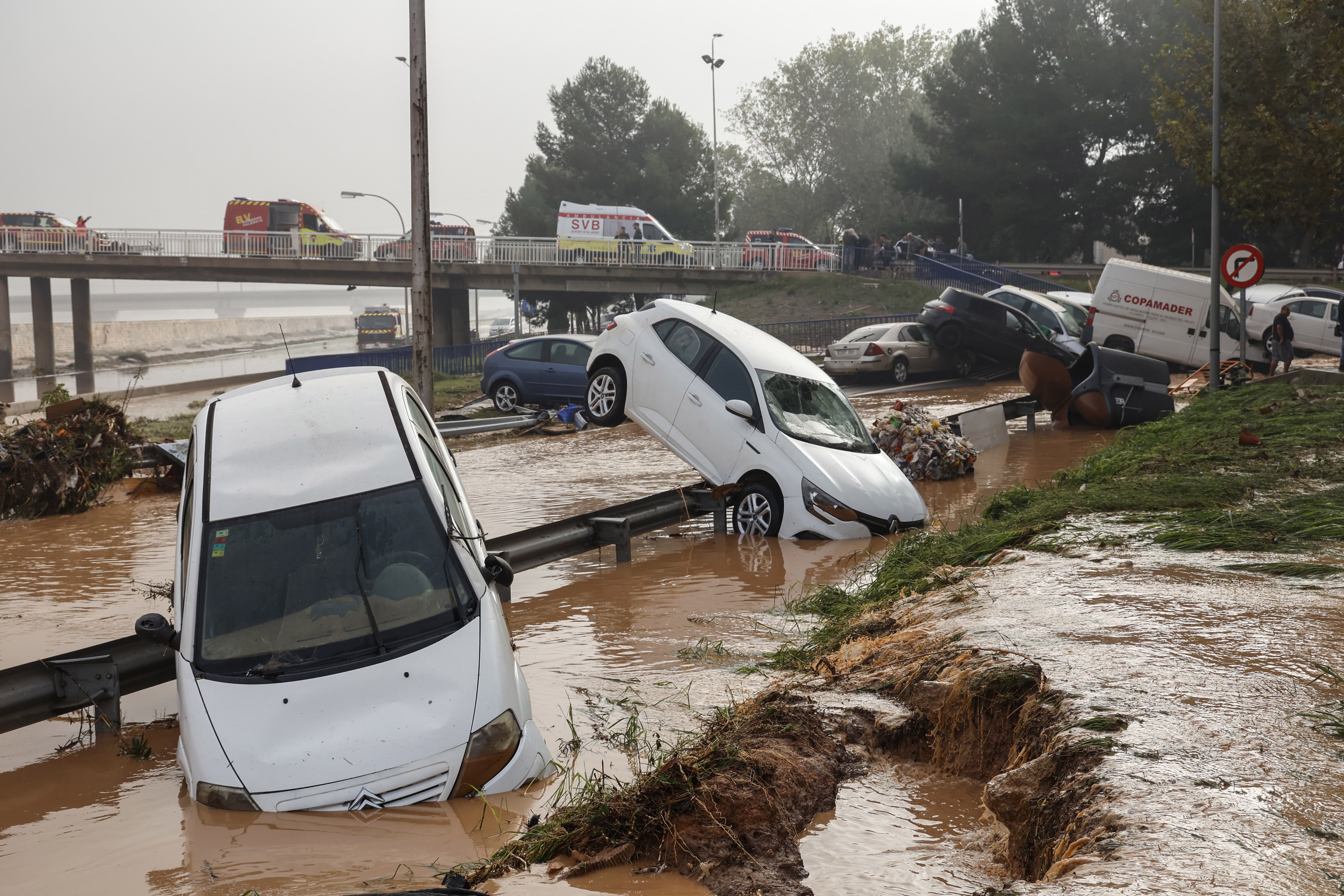 Vehicles destrossats després del pas de la DANA, a la V-30, a Turia