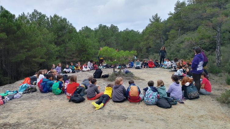 L'alumnat, a prop del lloc de la troballa escoltava l'explicació dels mestres de perquè s'havia trucat als mossos davant aquesta descoberta. Escola El Vinyet 