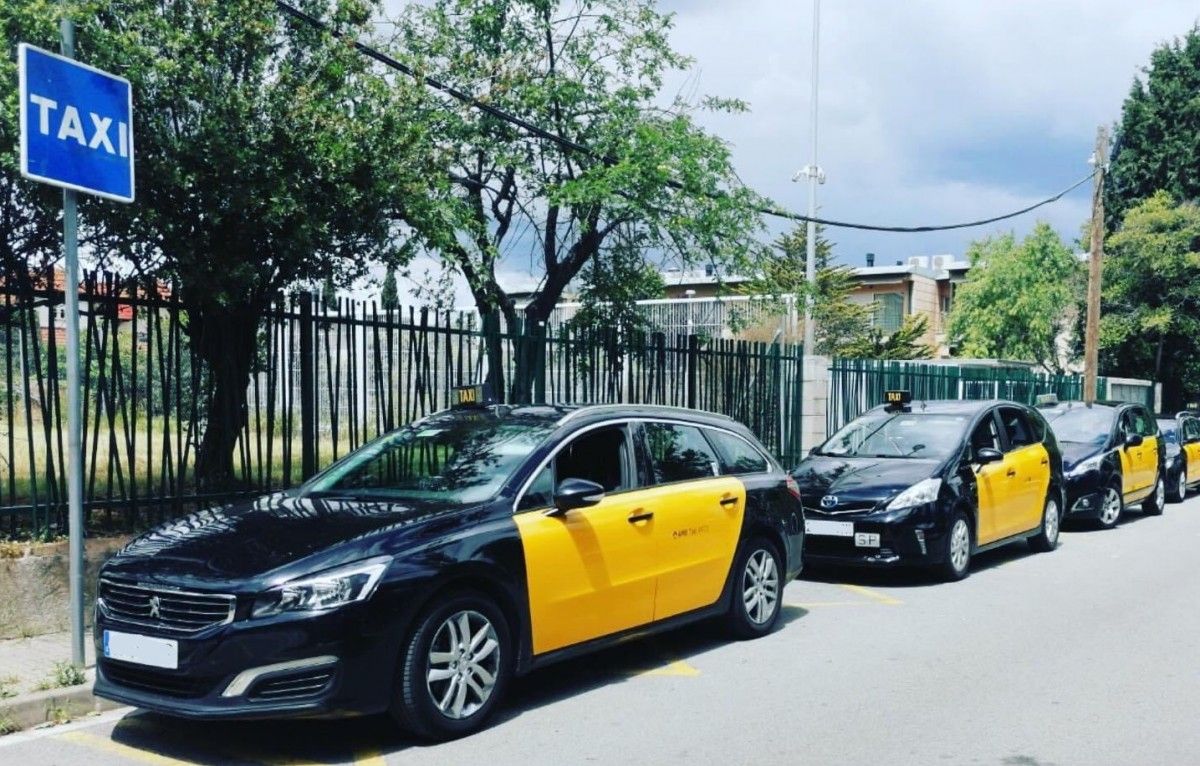 La parada de taxis darrere l'estació de FGC de Sant Cugat 