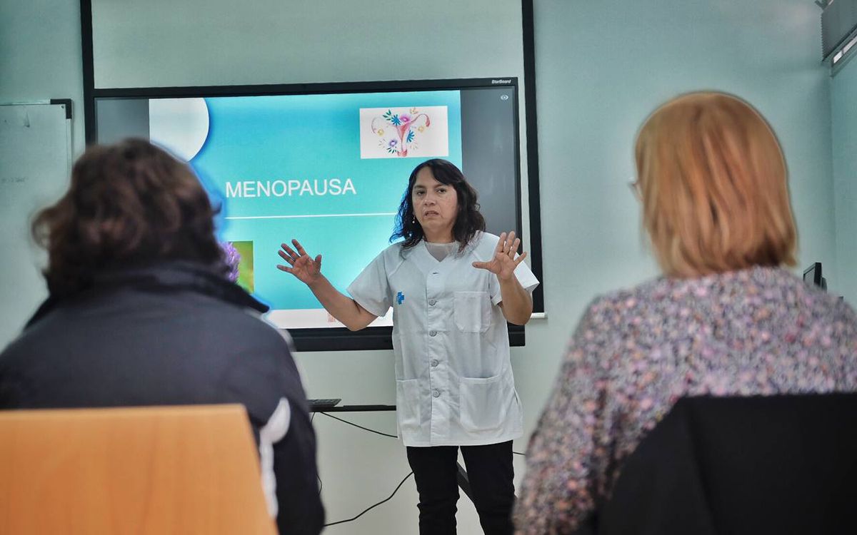 Kelly López, llevadora de l'ASSIR Osona, durant una sessió del grup de menopausa que es desenvolupa al CAP Osona.