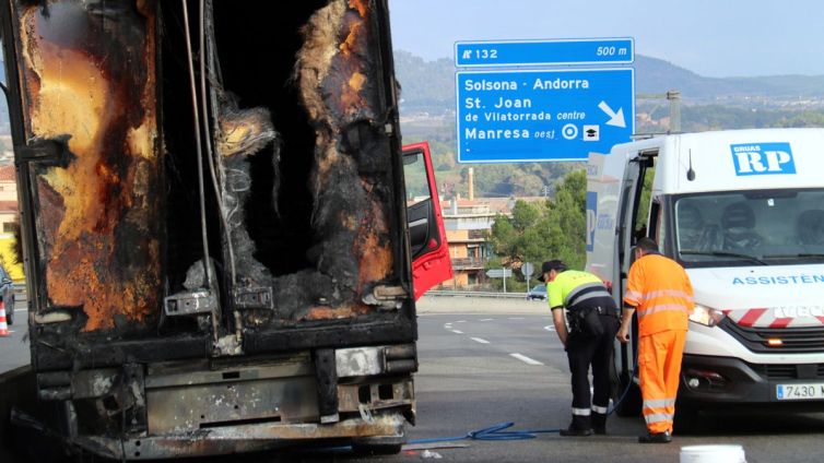 Estat en què ha quedat el camió accidentat després de l'incendi provocat per l'accident. Foto: ACN