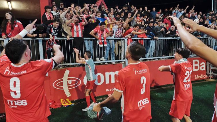 Jugadors de la UE Vic, celebrant amb l'afició l'experiència de viure un partit de Copa del Rei contra l'Atlètic de Madrid.