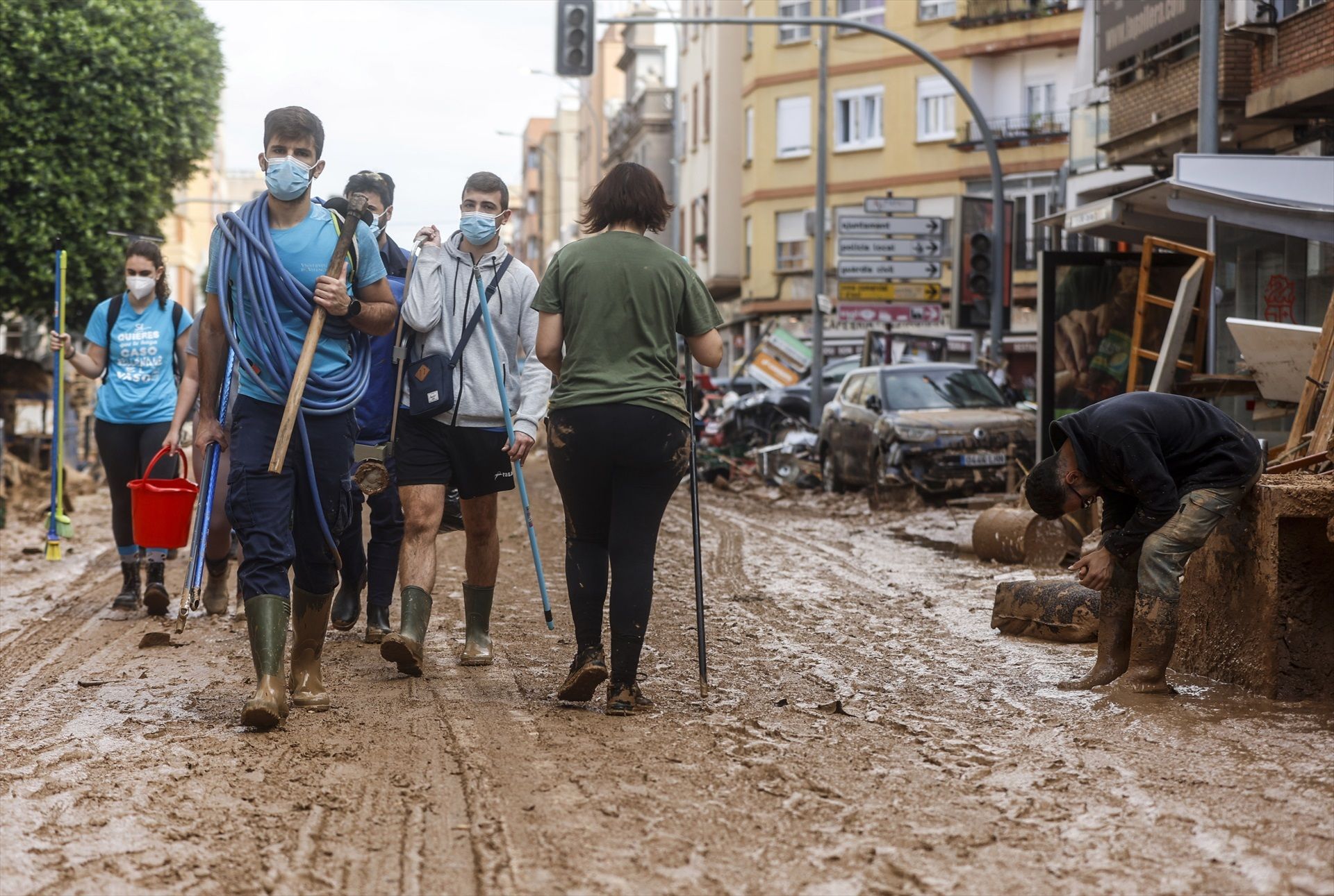 Un grup de voluntaris ajuda en les tasques de neteja al País Valencià