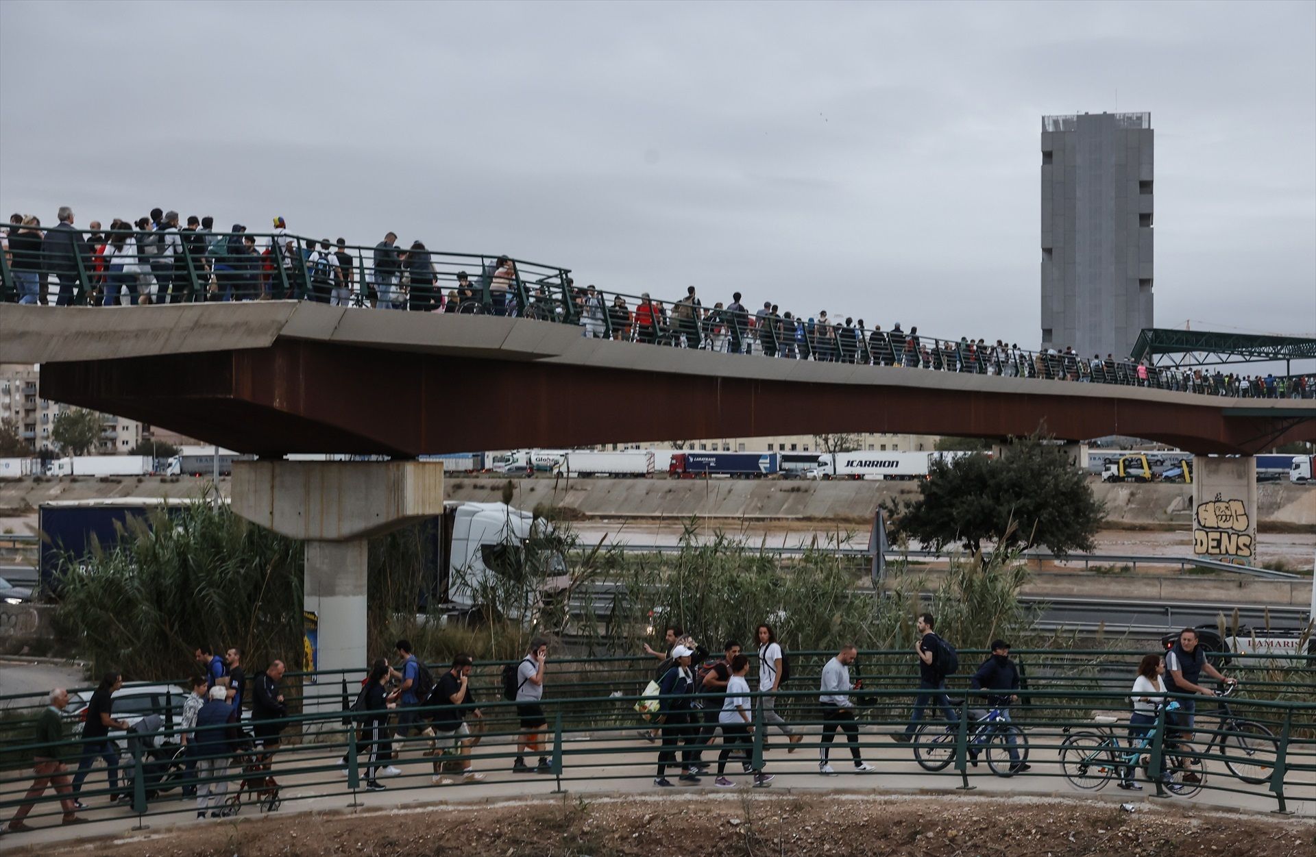 Voluntaris creuen la passarel·la que va cap al barri de la Torre, a València