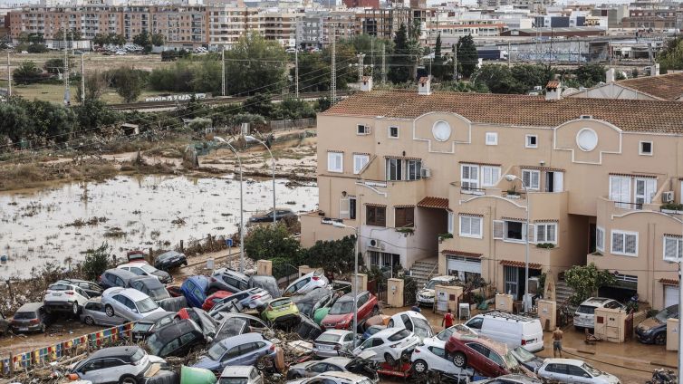 Vehicles amuntegats al barri de la Torre, a la ciutat de València