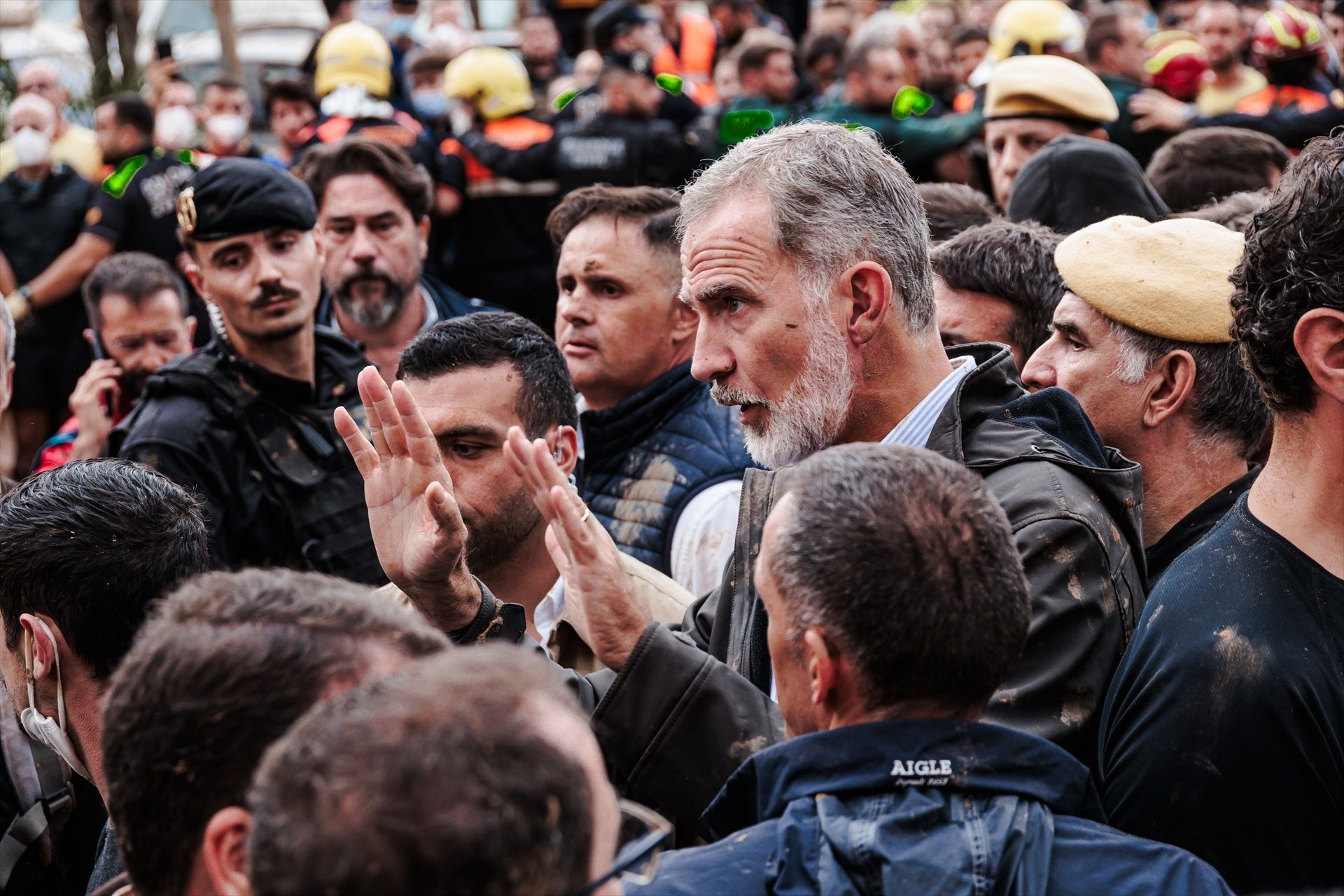 El rei d'Espanya, s'enfanga amb els manifestants durant la seva visita a Paiporta