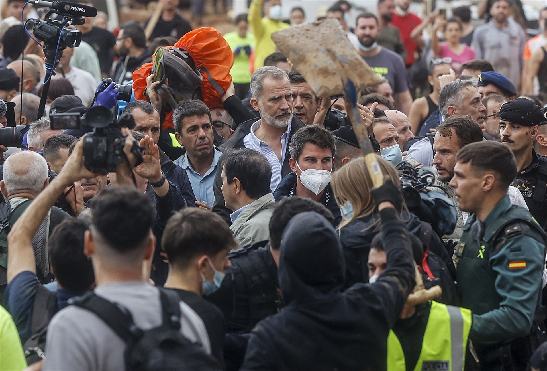 Aquest empipament "antipolític" podria ser benzina per a l’extrema dreta, encara que la convivència en els treballs de reparació de persones d’origen divers exerceix de tallafocs