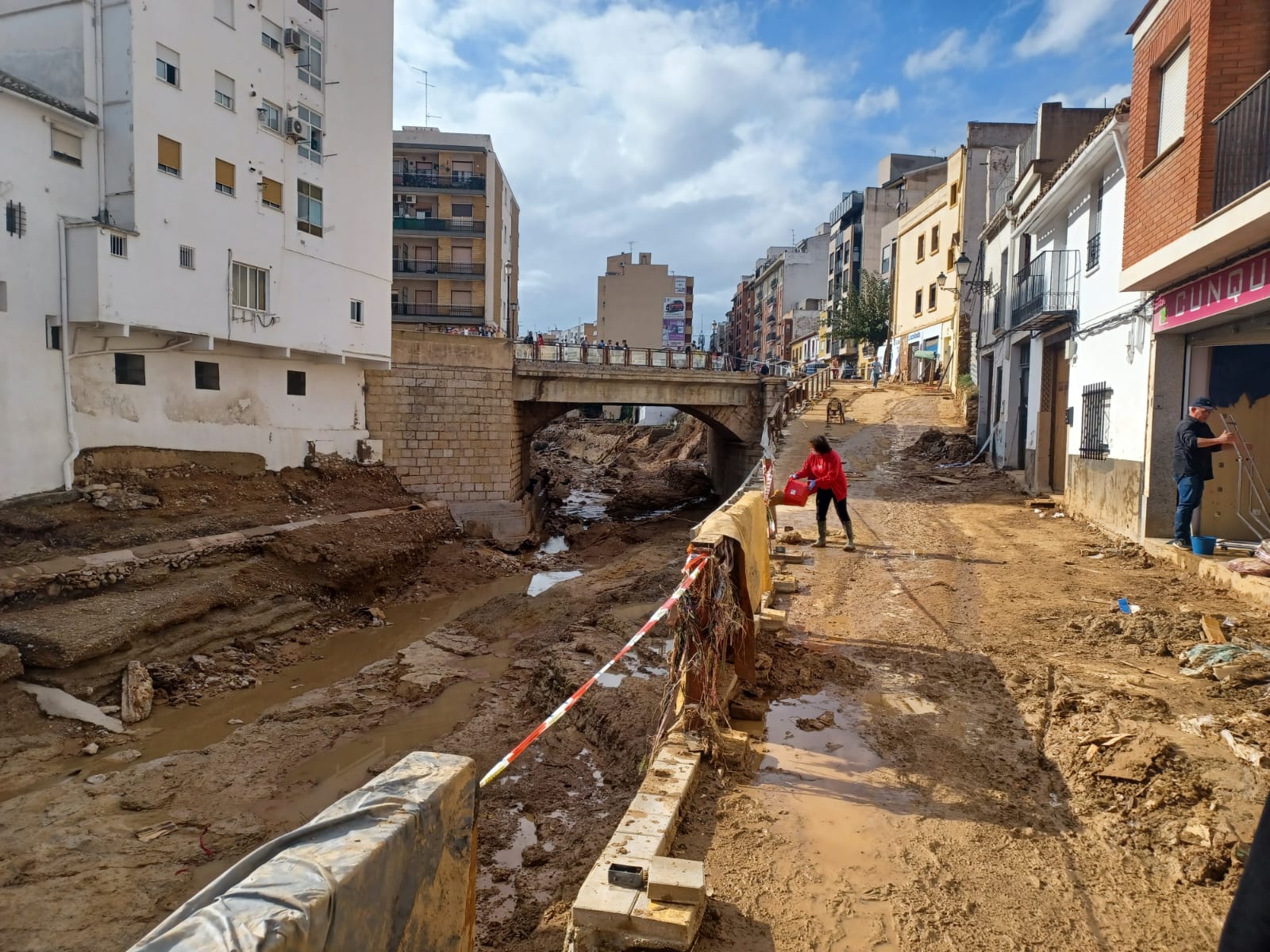 Els veïns de Xiva s'han organitzat en una anarquia solidària per sobreviure al temporal del País Valencià