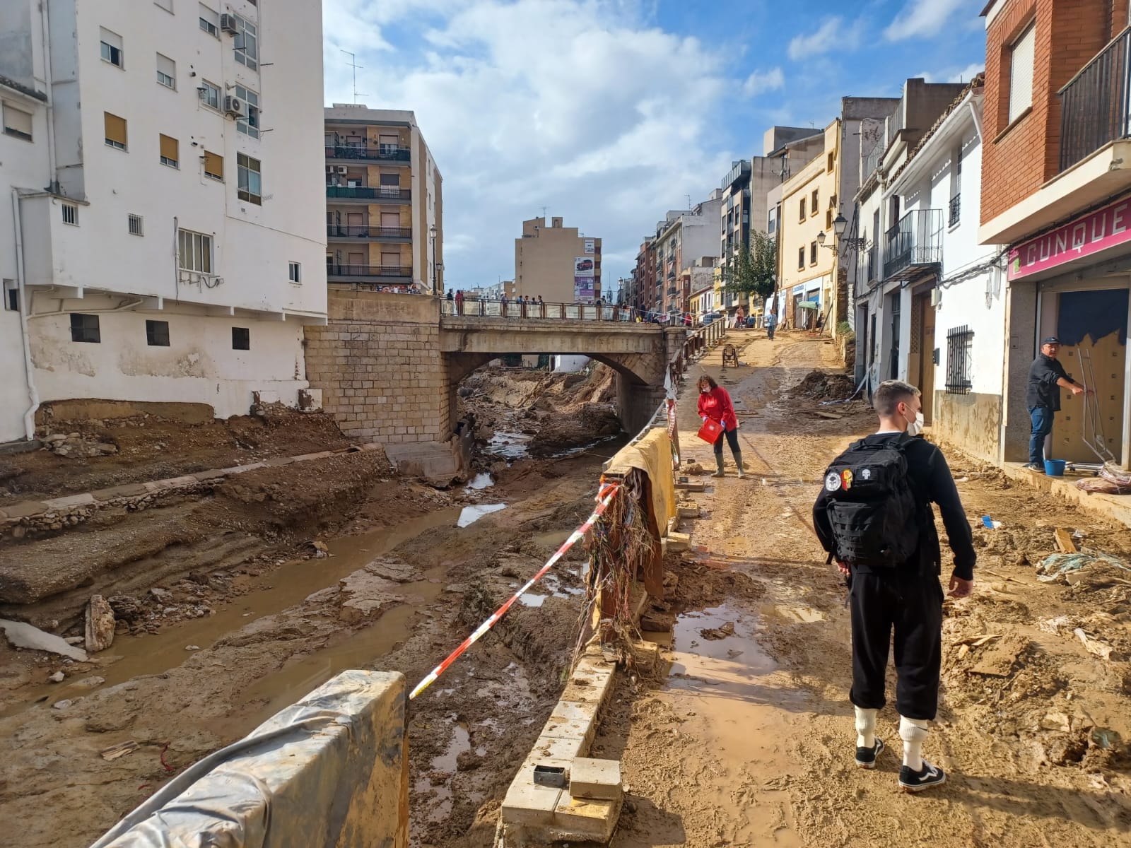 Els veïns de Xiva s'han organitzat en una anarquia solidària per sobreviure al temporal del País Valencià